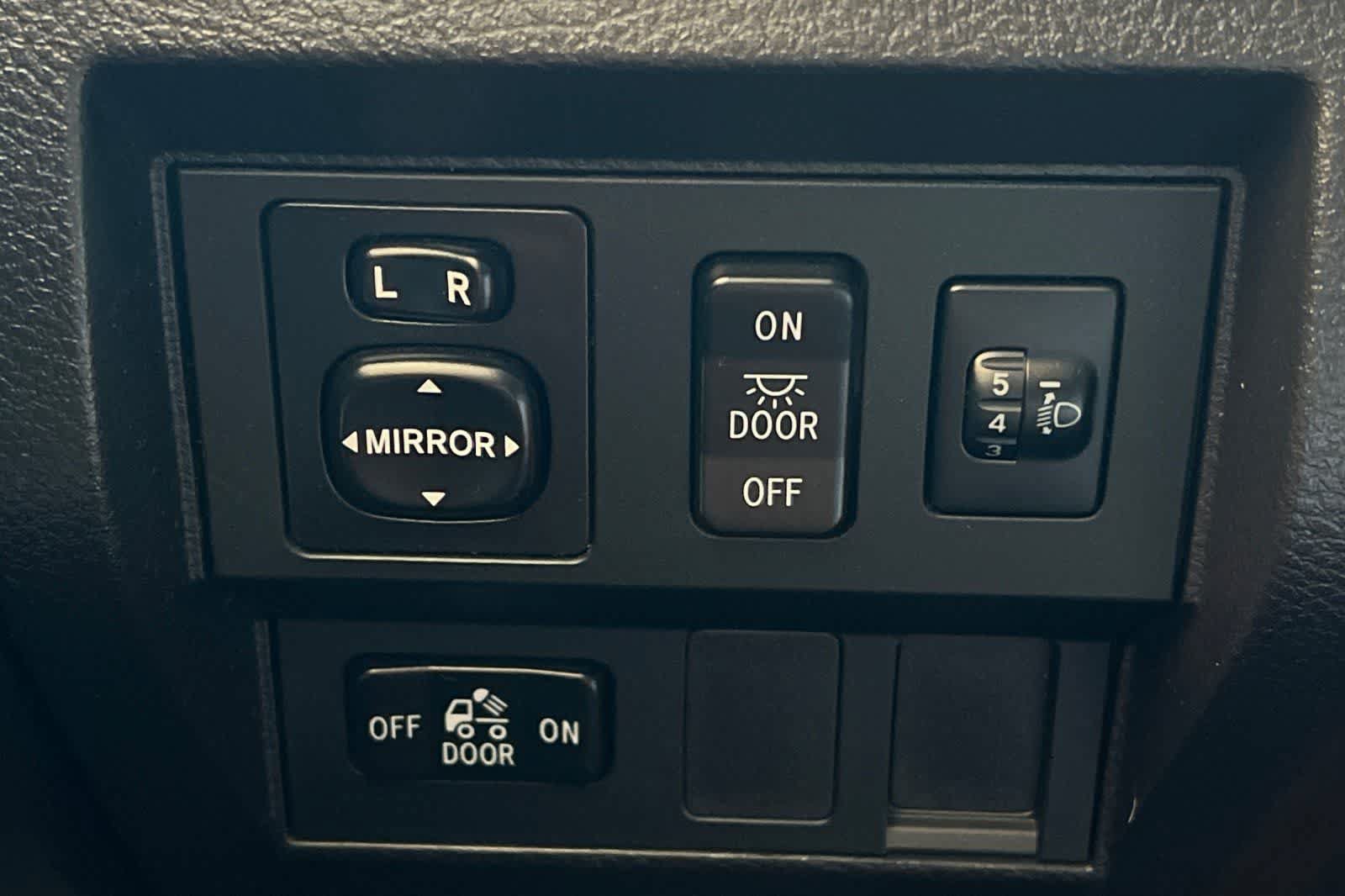 Used 2014 Toyota Tundra SR5 w/ SR5 Upgrade Package RWD image 30