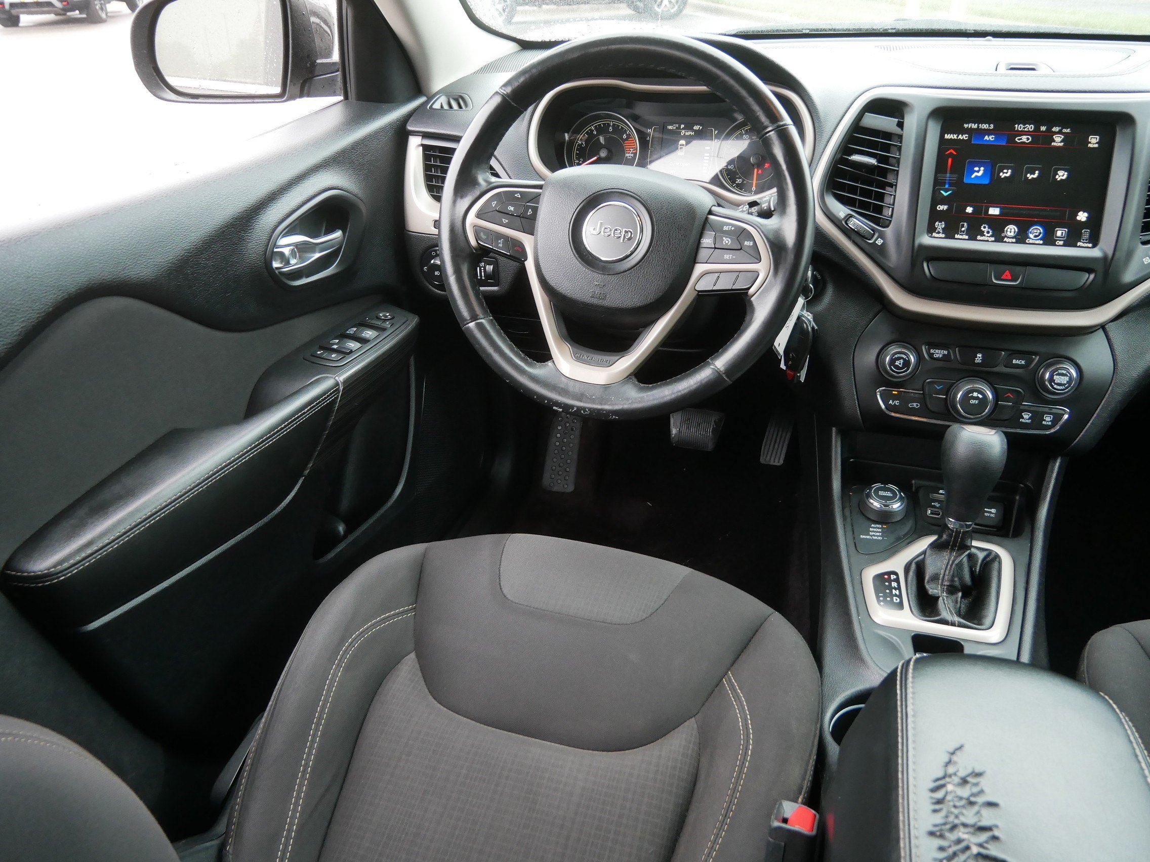 Used 2017 Jeep Cherokee Latitude AWD/4WD image 9