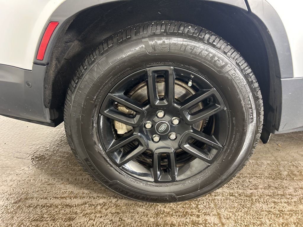 Used 2023 Land Rover Defender 130 SE image 23