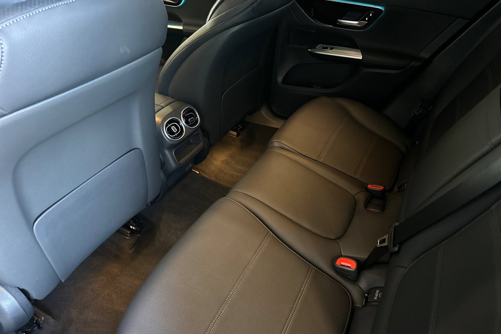 Used 2025 Mercedes-Benz GLC 350e 4MATIC w/ Driver Assistance Package image 12