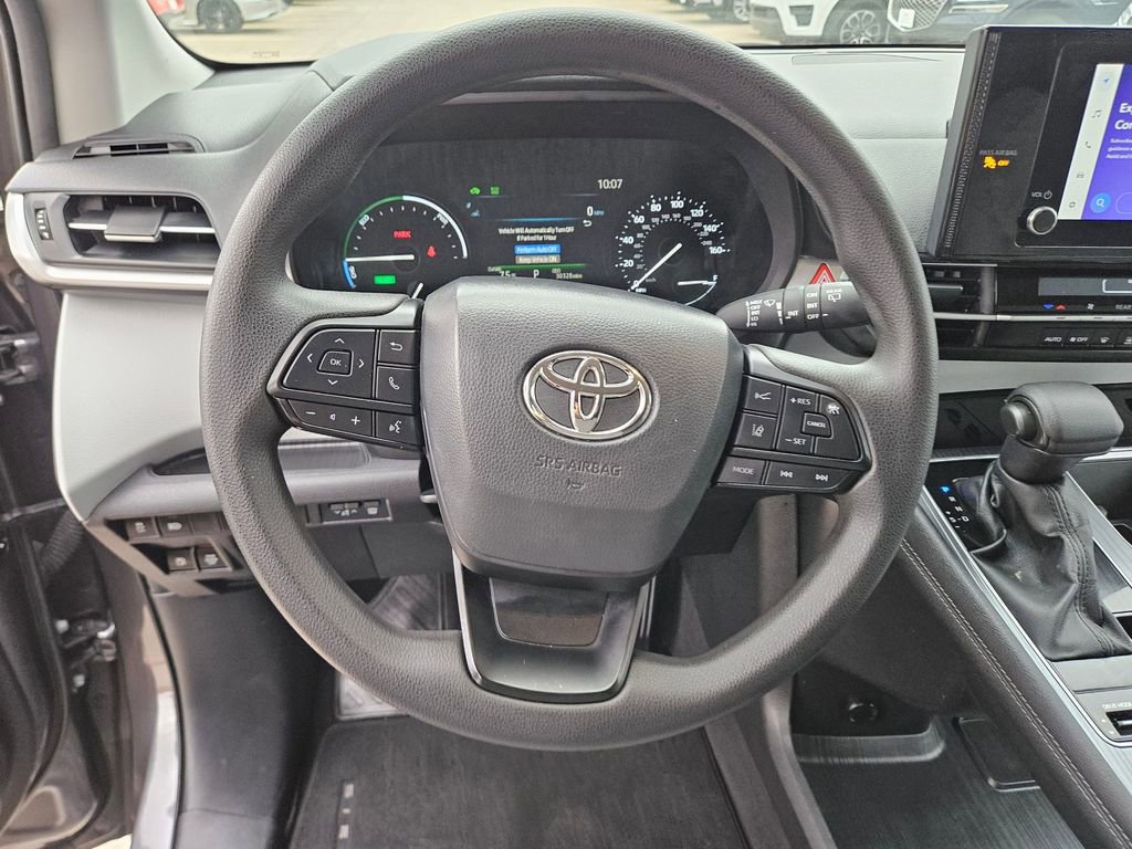 Used 2025 Toyota Sienna LE image 18