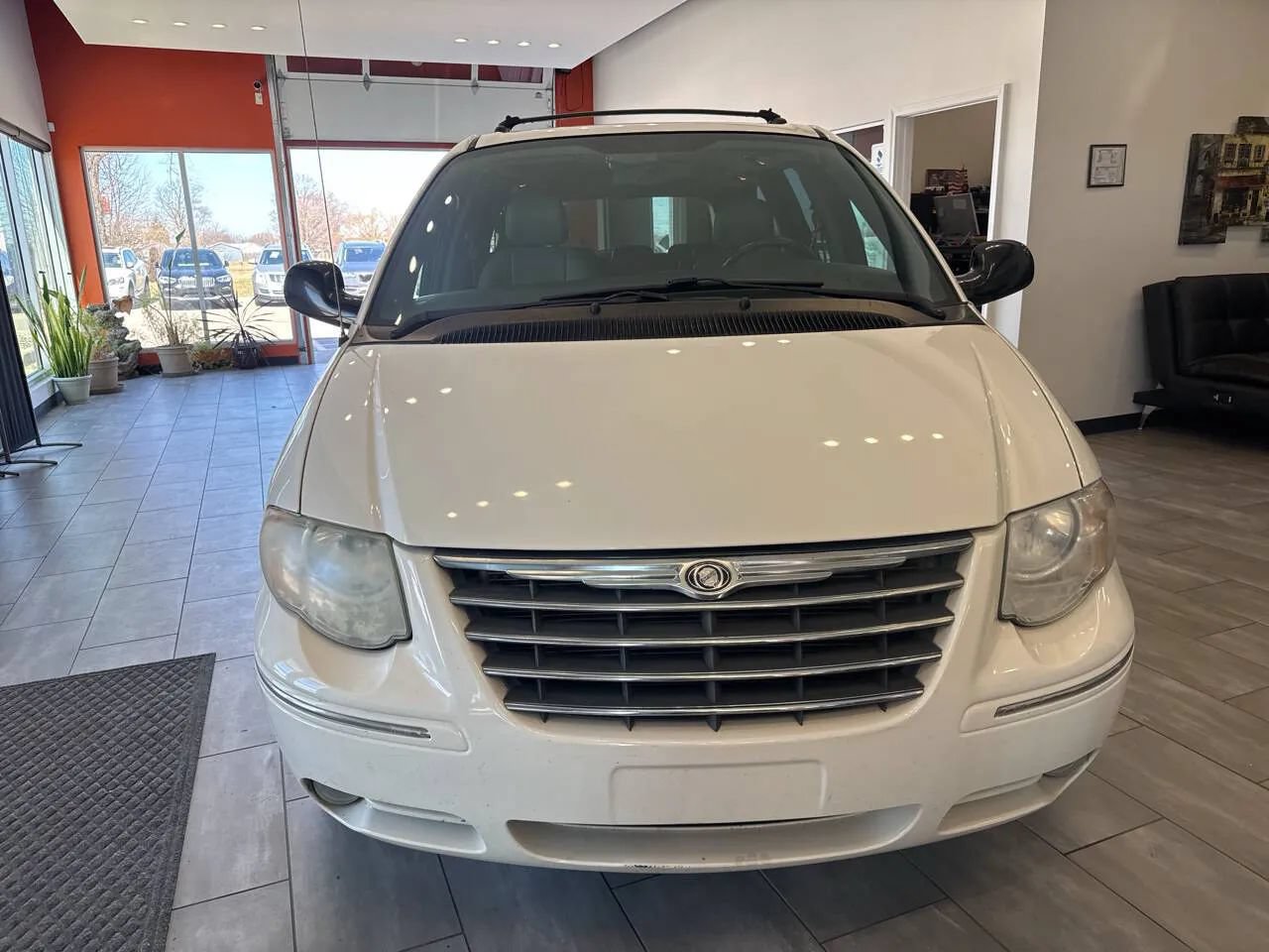 Used 2005 Chrysler Town & Country Touring w/ Luxury Group FWD image 3