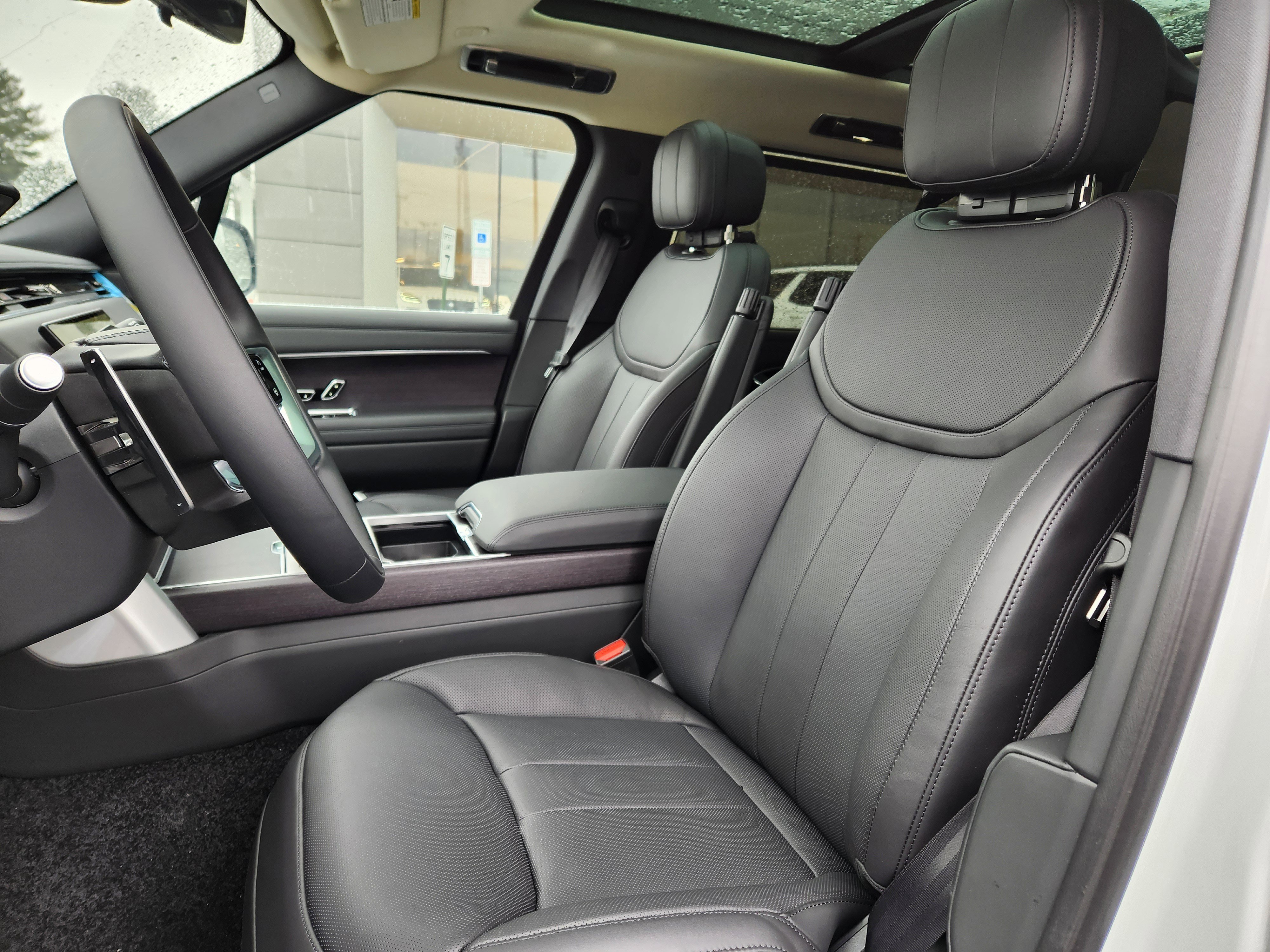 New 2026 Land Rover Range Rover Long Wheelbase SE image 8