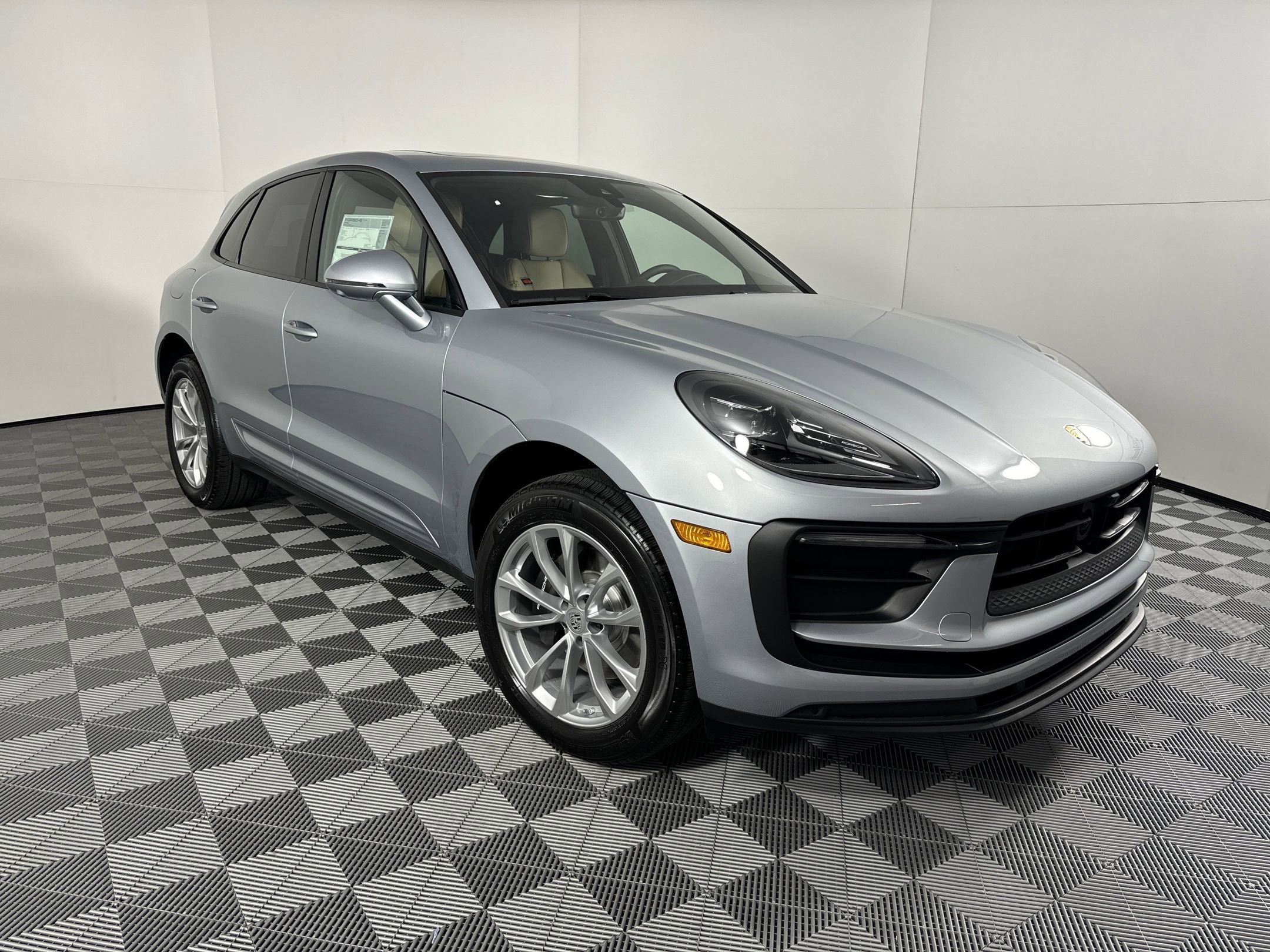 Certified 2025 Porsche Macan image 9