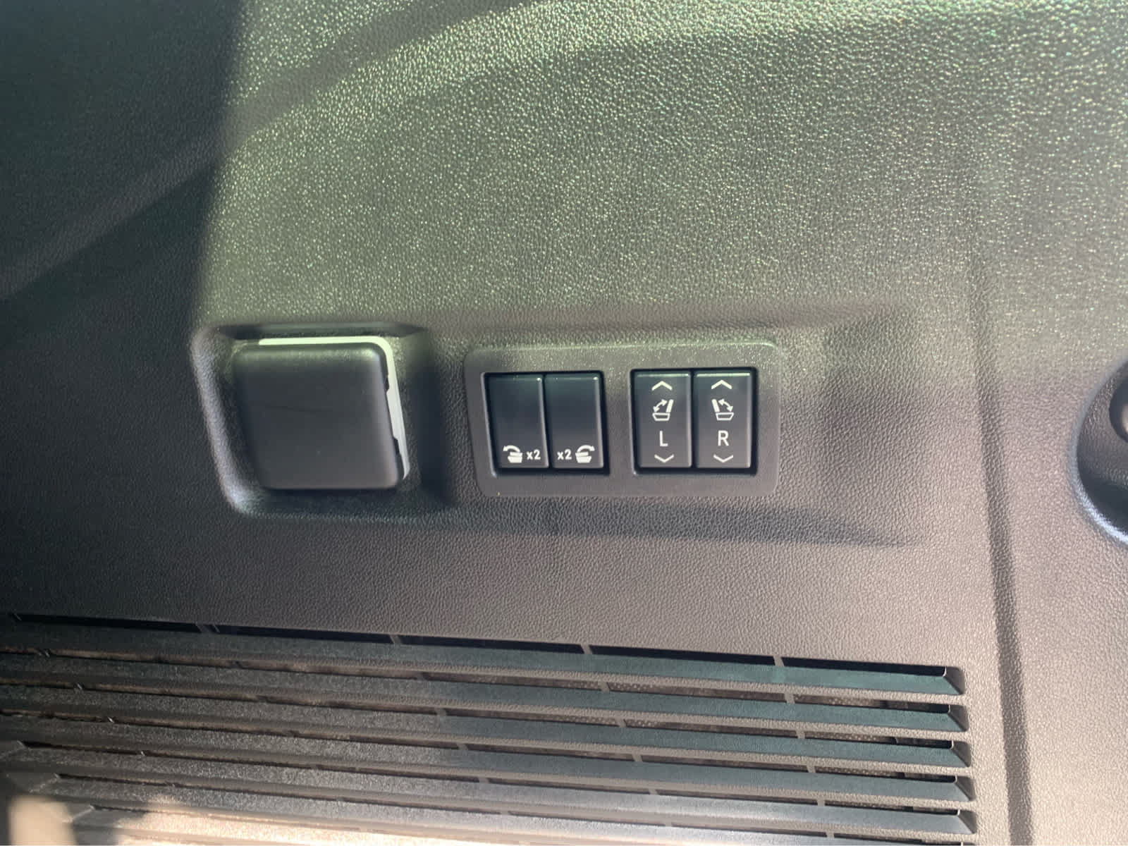 Used 2025 GMC Yukon Elevation AWD/4WD image 7