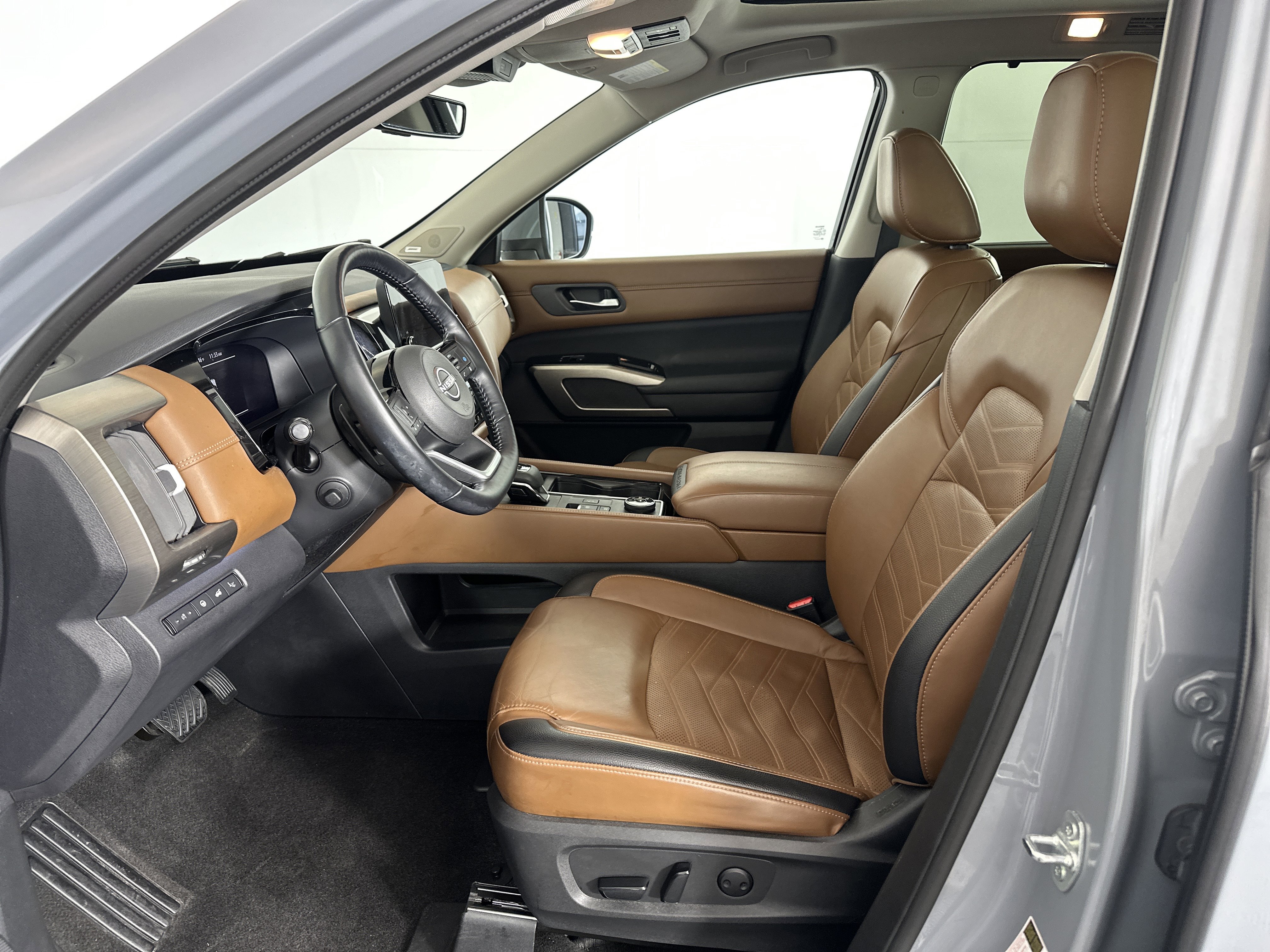 Used 2023 Nissan Pathfinder Platinum w/ Lighting Package (N93) image 6