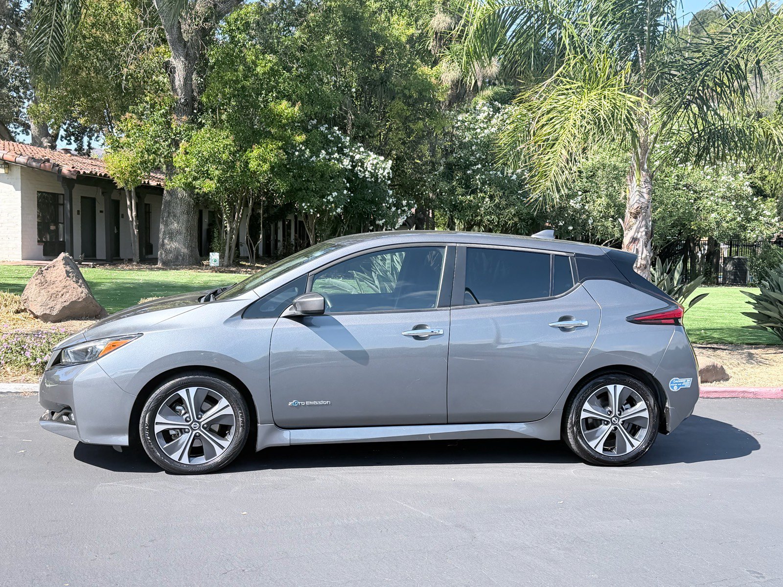 Used 2018 Nissan Leaf SV w/ Protection Package FWD image 2