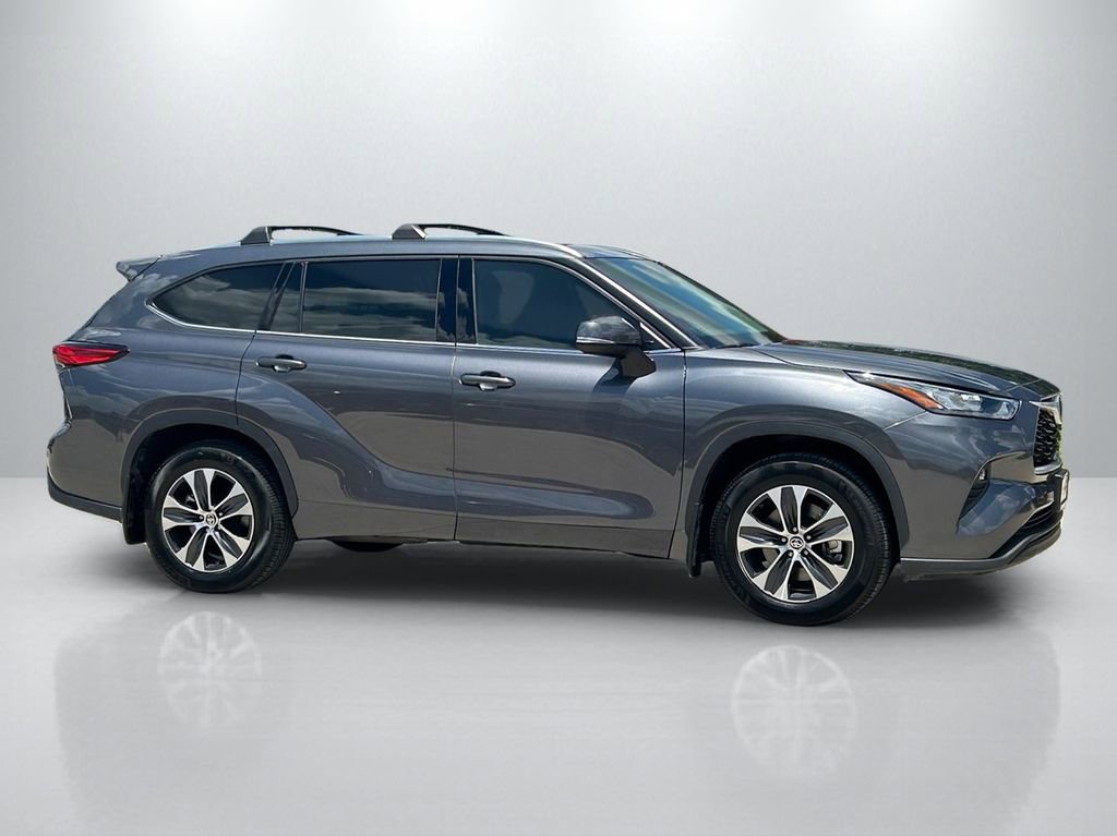 Used 2020 Toyota Highlander XLE FWD image 4