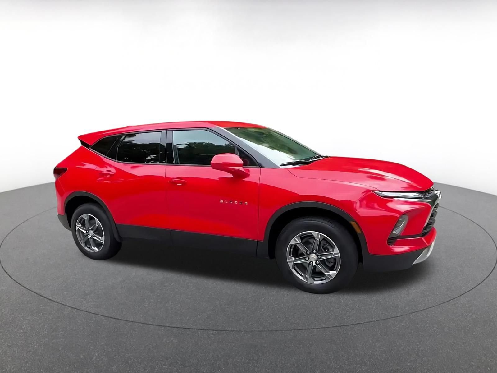 Used 2025 Chevrolet Blazer LT FWD image 2