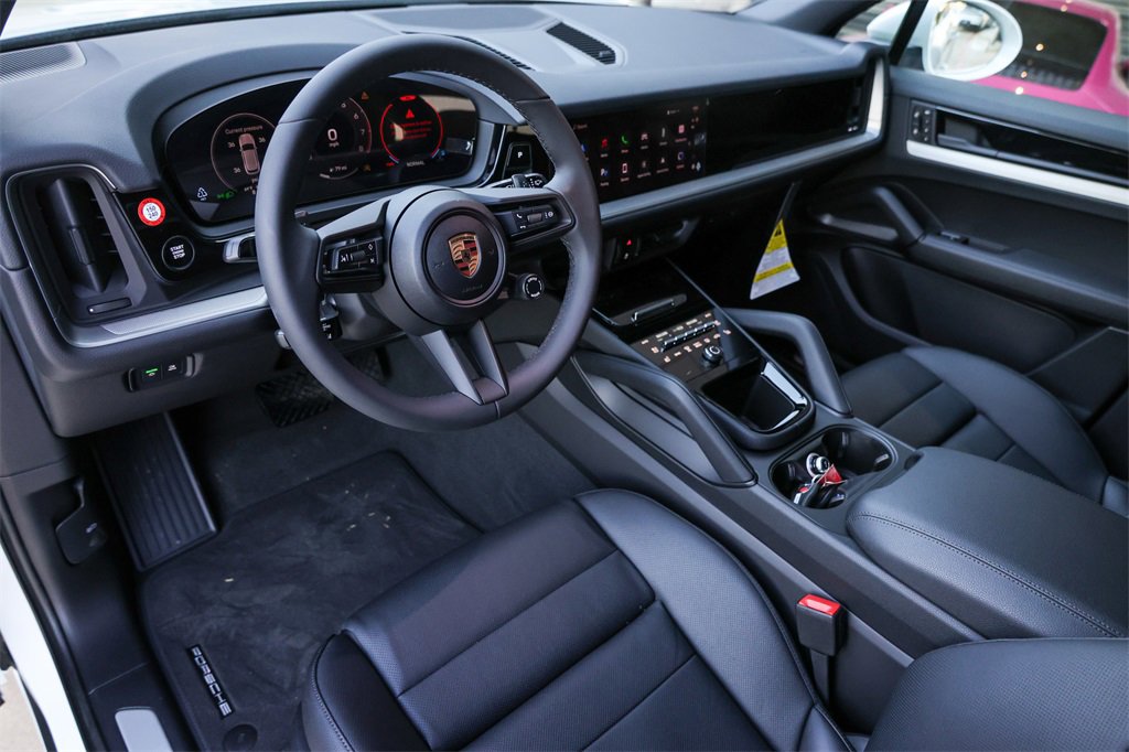 Used 2025 Porsche Cayenne image 4