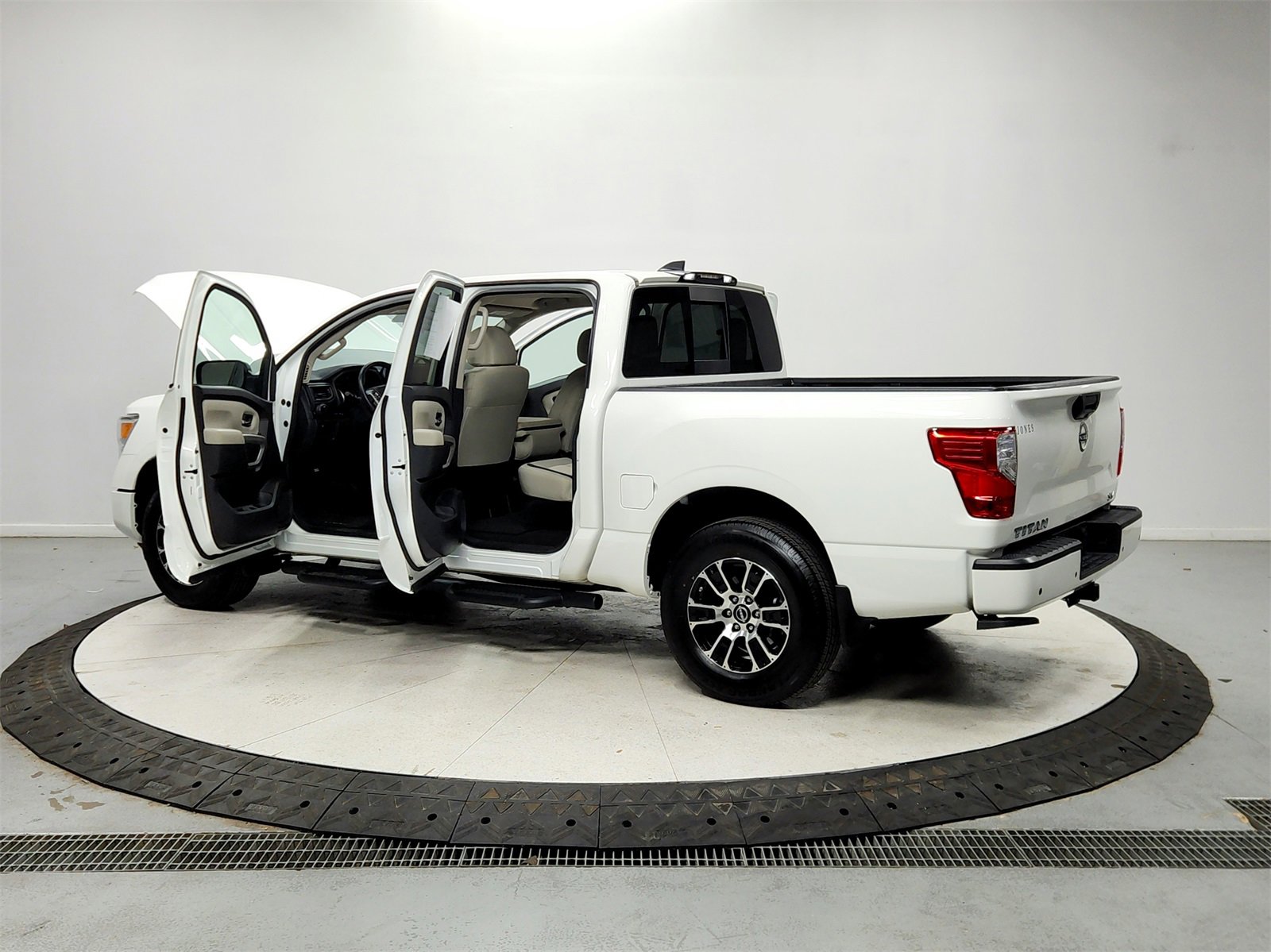 Used 2023 Nissan Titan SV w/ Accessory Utility Package image 13