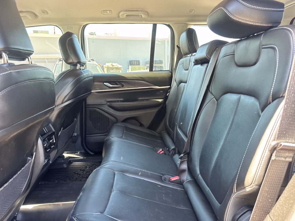 Used 2023 Jeep Grand Cherokee Limited w/ Black Appearance Package RWD image 11