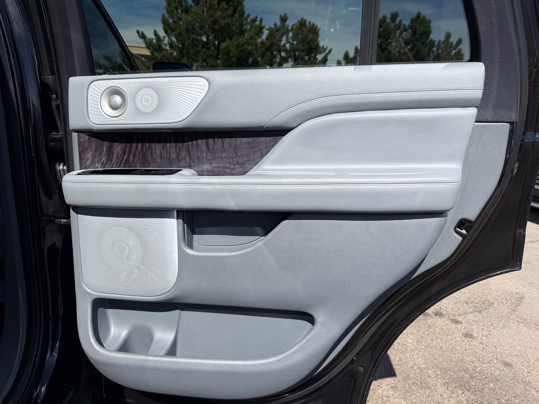 Used 2019 Lincoln Navigator Reserve image 21