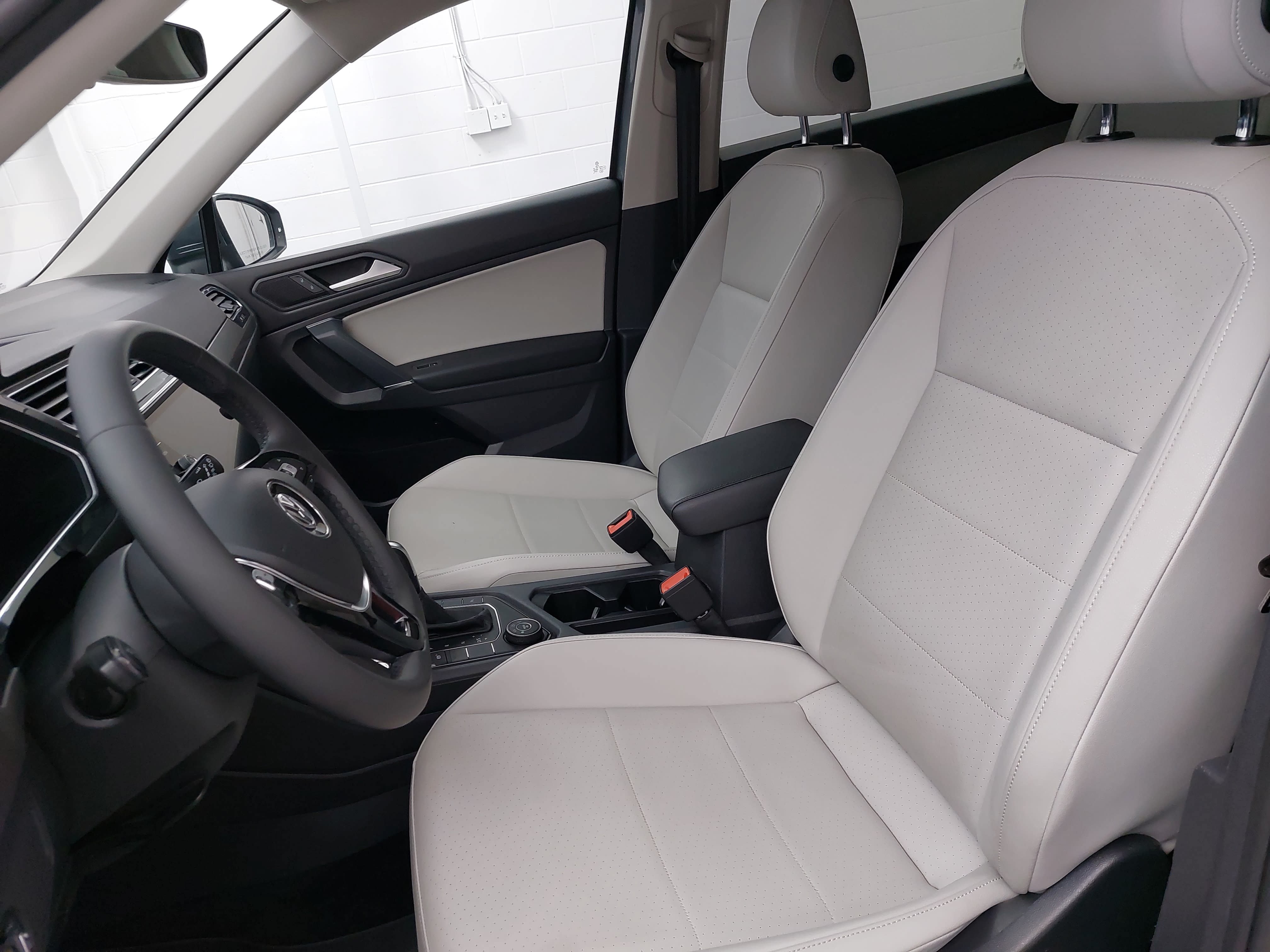 Used 2020 Volkswagen Tiguan SEL w/ 3rd Row Seat Package AWD/4WD image 19