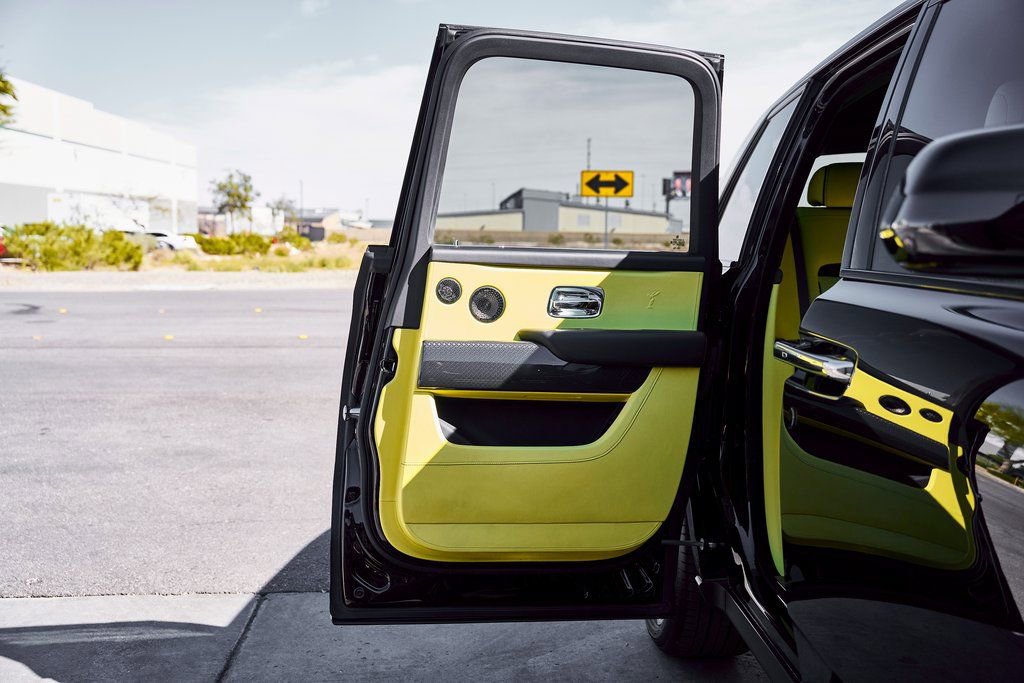 Used 2022 Rolls-Royce Cullinan Black Badge w/ Dark Exterior Package image 27