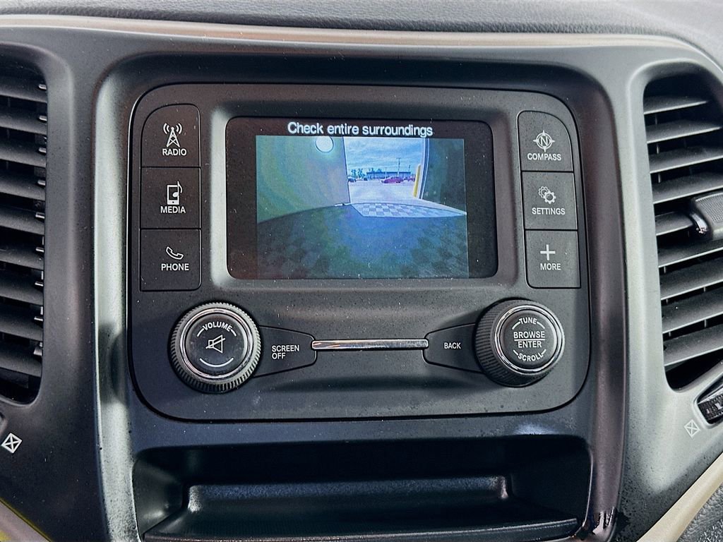 Used 2016 Jeep Cherokee Sport FWD image 13
