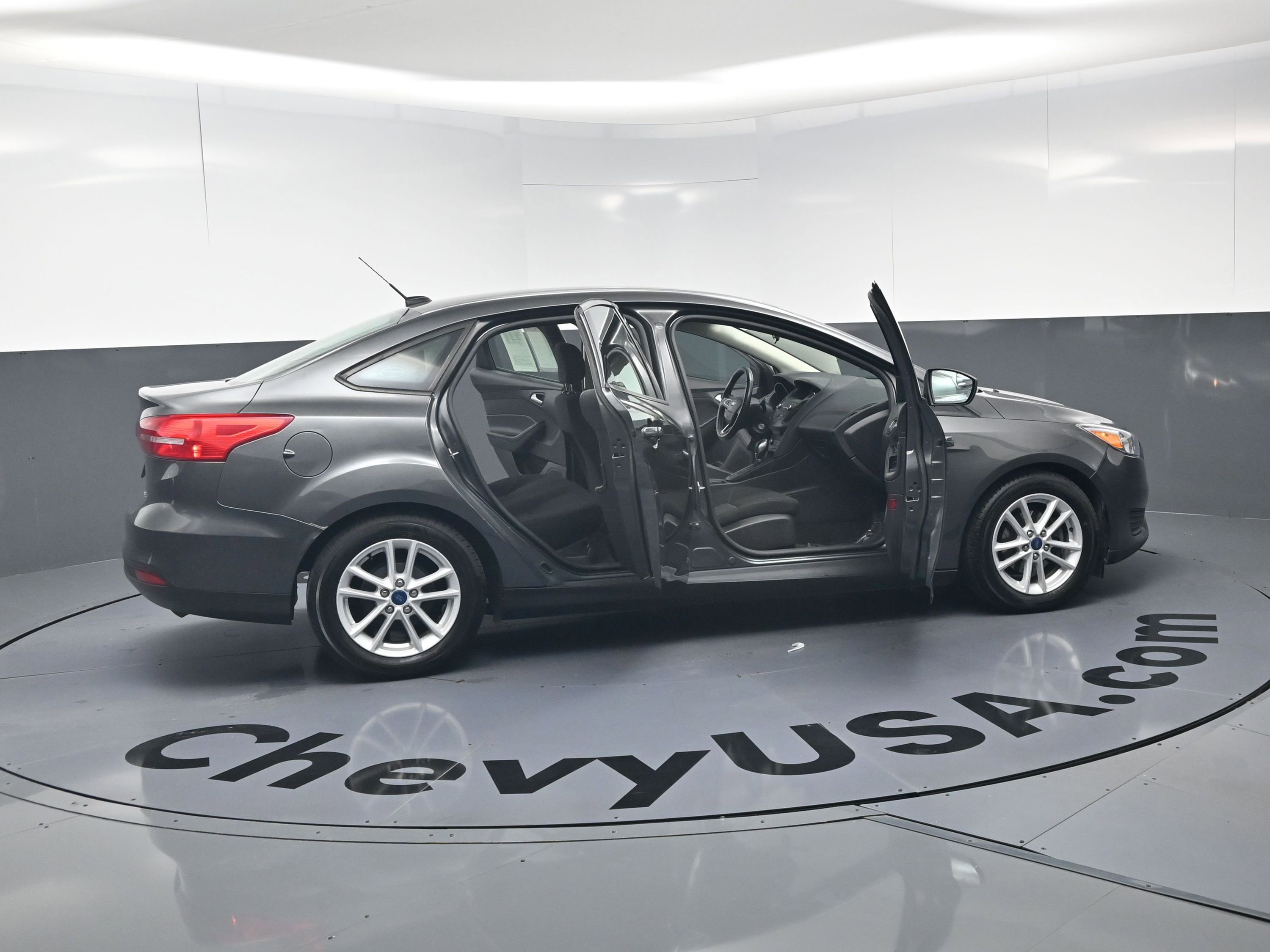 Used 2018 Ford Focus SE w/ Cold Weather Package FWD image 25