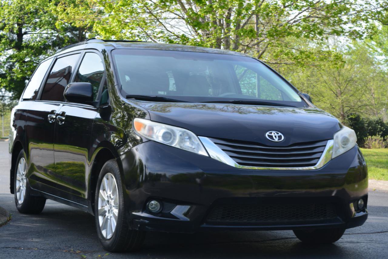 Used 2014 Toyota Sienna XLE w/ Entertainment Package image 3