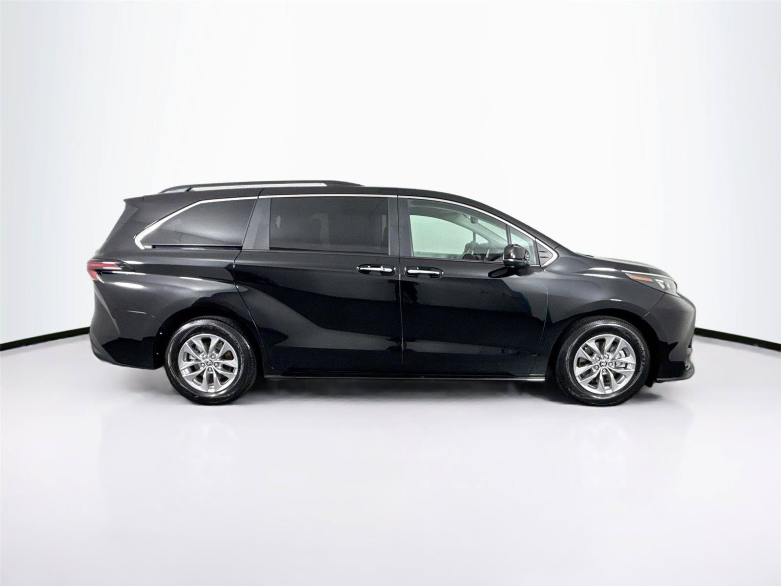Certified 2026 Toyota Sienna XLE FWD image 11