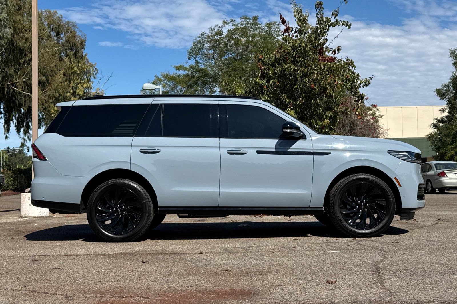 New 2025 Lincoln Navigator Reserve w/ Jet Appearance Package AWD/4WD image 4