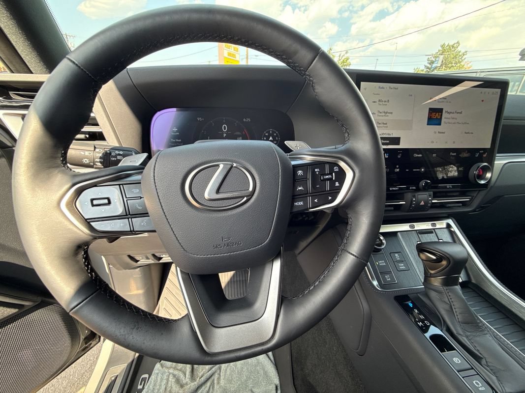 Used 2026 Lexus GX 550 w/ Accessory Package (2T) AWD/4WD image 30
