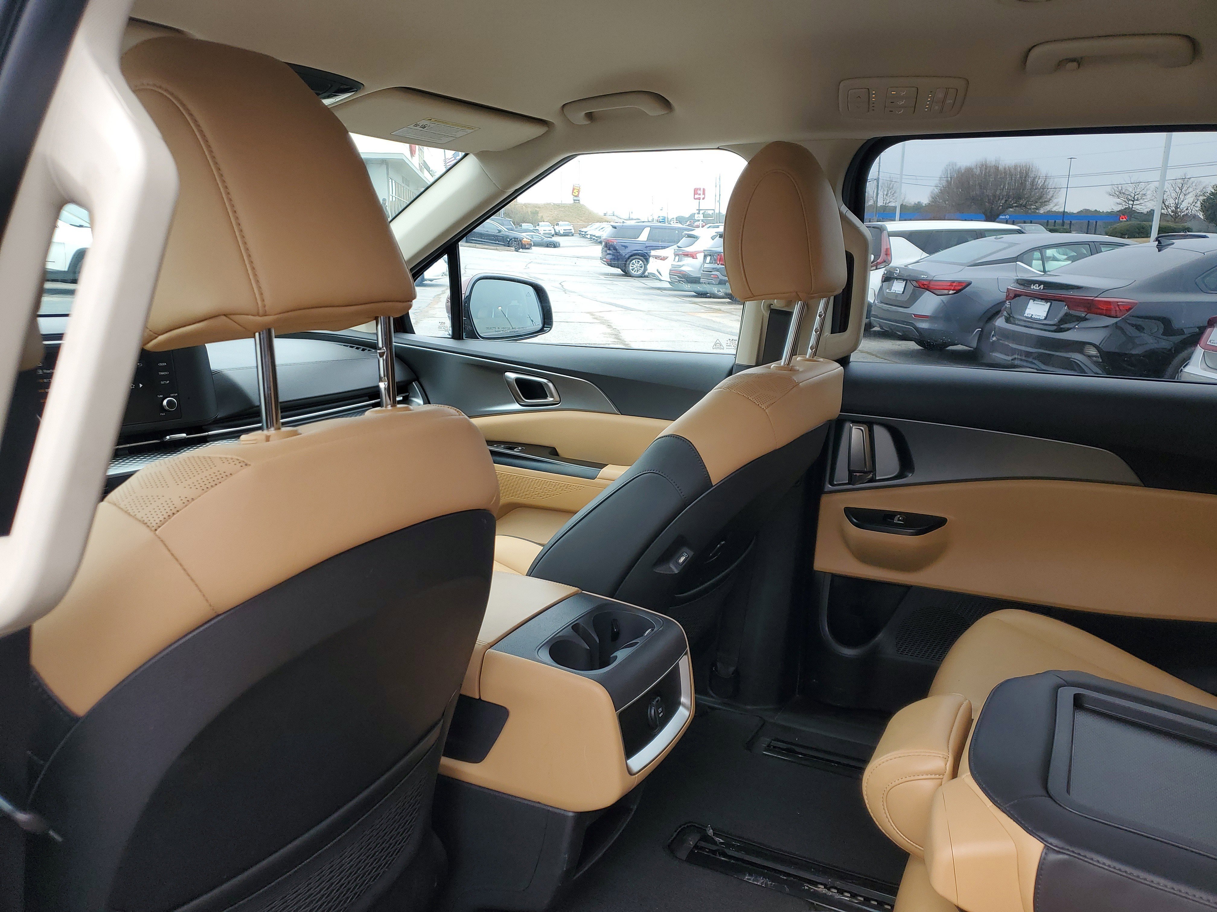 Used 2023 Kia Carnival LX image 11