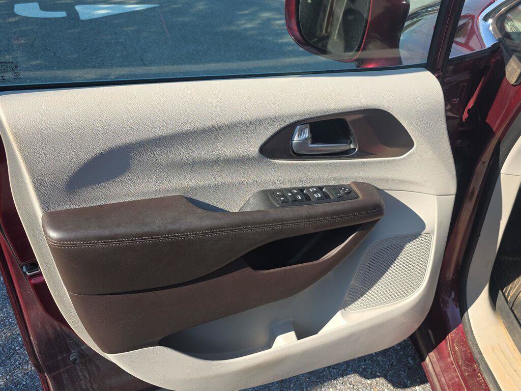 Used 2018 Chrysler Pacifica Touring Plus FWD image 9
