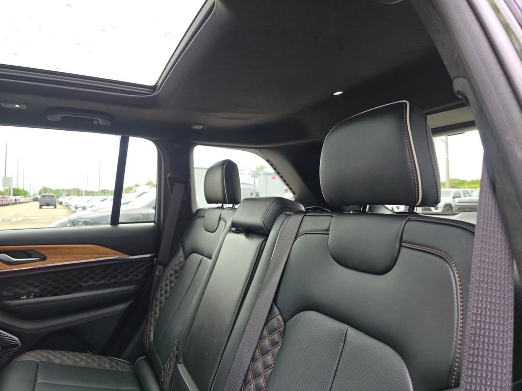 Used 2025 Jeep Grand Cherokee Summit w/ Obsidian Package AWD/4WD image 17