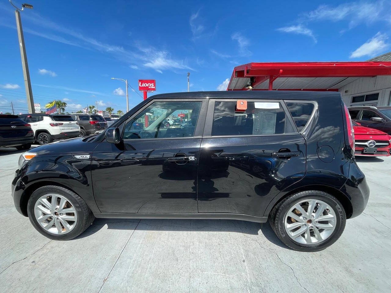 Used 2018 Kia Soul + FWD image 4