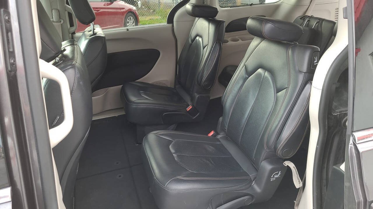 Used 2020 Chrysler Pacifica Touring-L w/ Advanced Safetytec Group FWD image 6