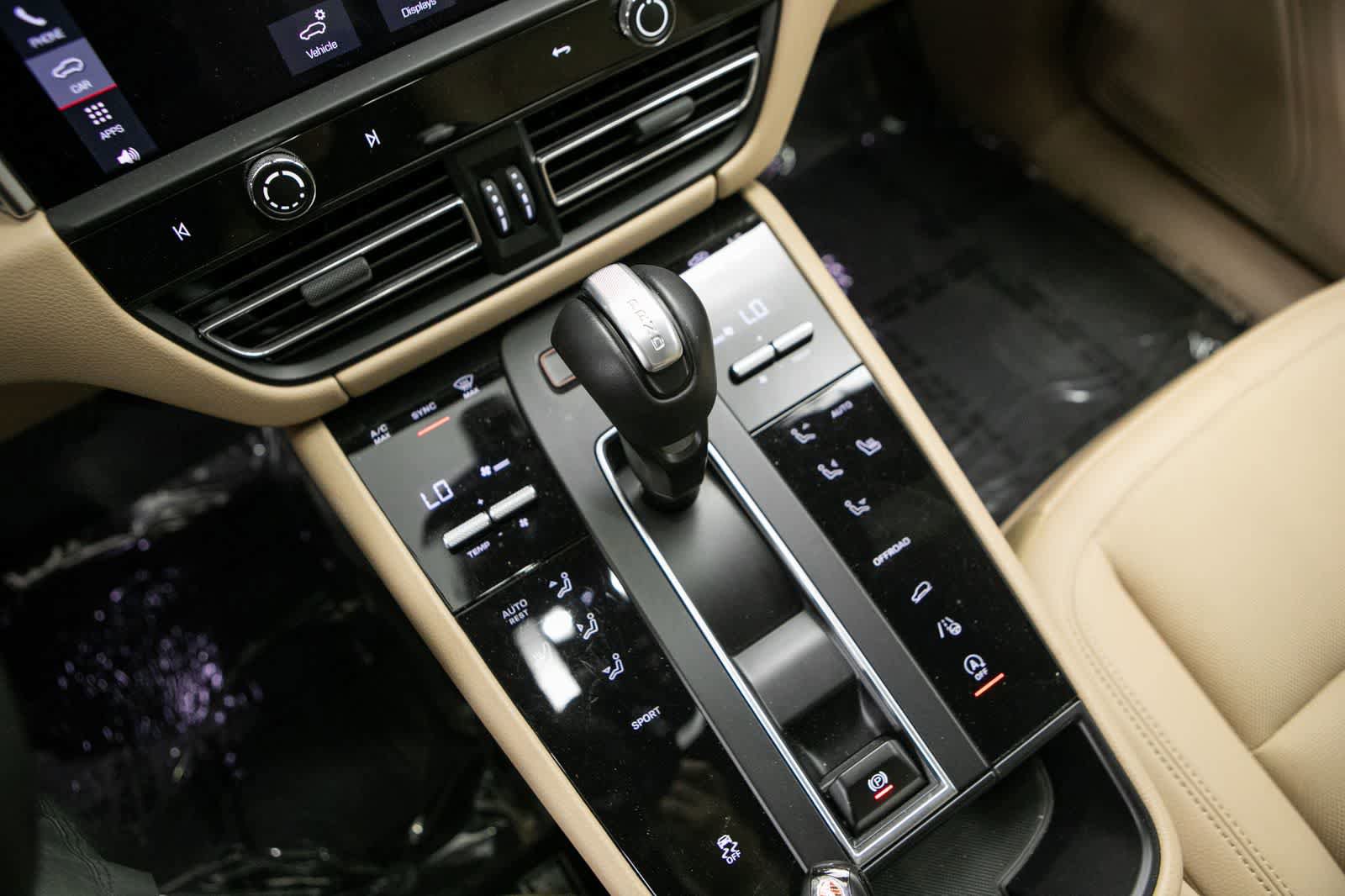 Certified 2023 Porsche Macan AWD/4WD image 27
