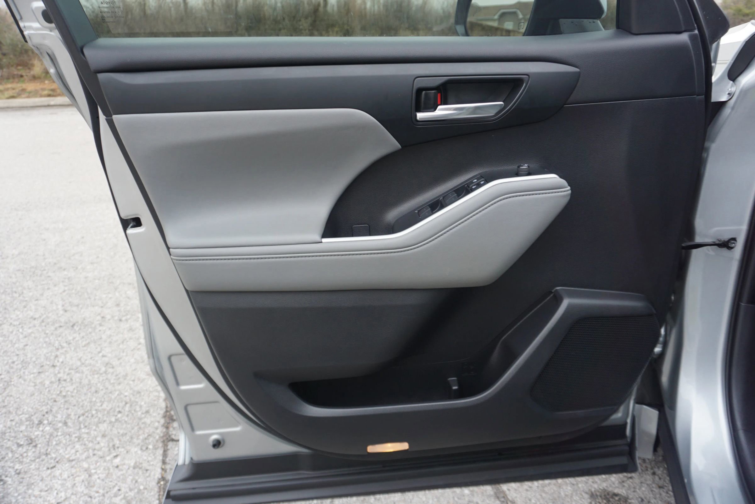 Used 2021 Toyota Highlander XLE image 30