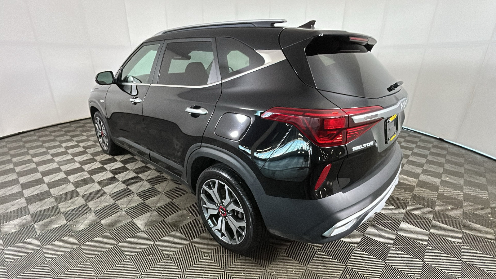Used 2022 Kia Seltos SX w/ Sunroof Package AWD/4WD image 5