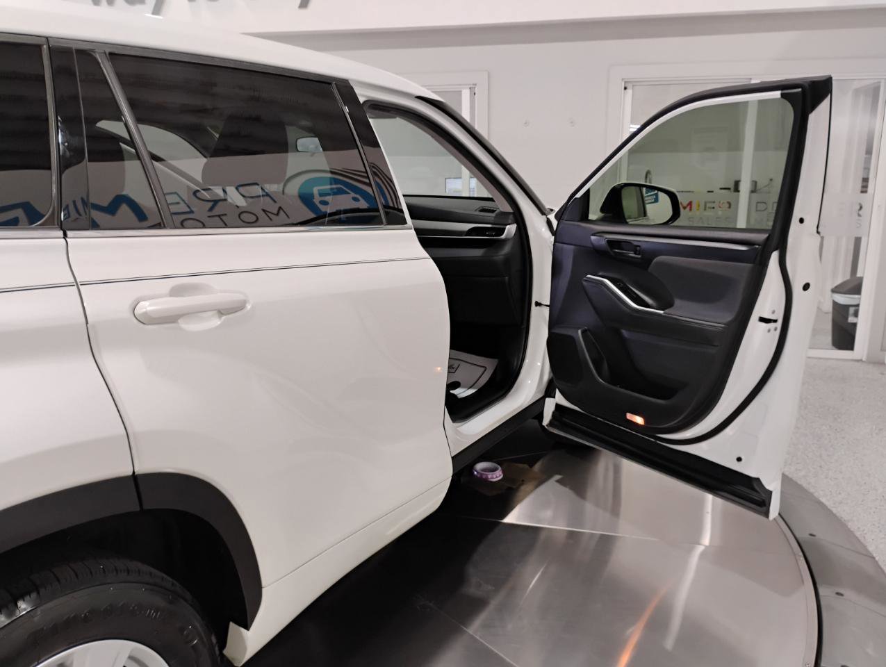 Used 2021 Toyota Highlander L image 27