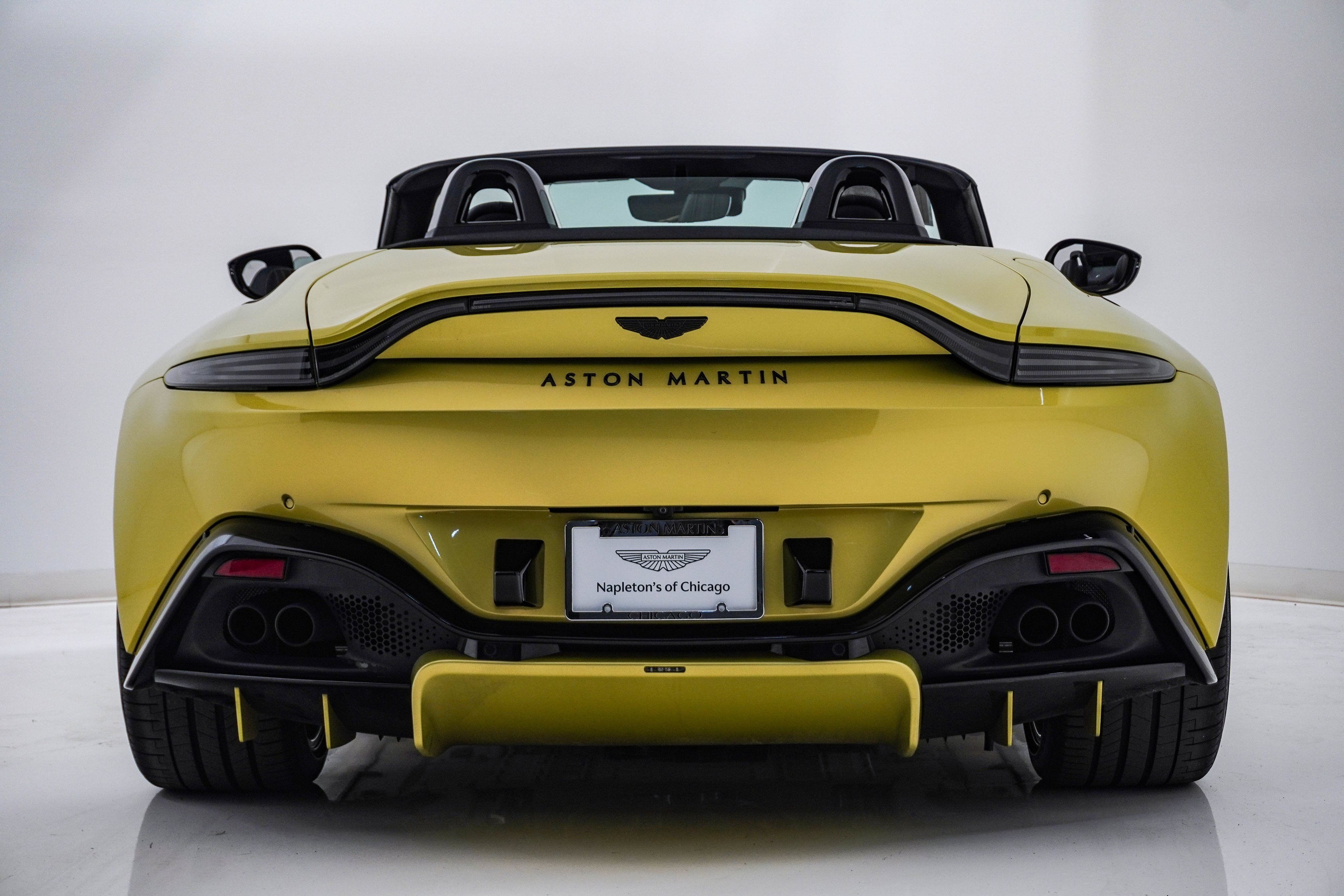 Used 2023 Aston Martin V8 Vantage Roadster RWD image 9
