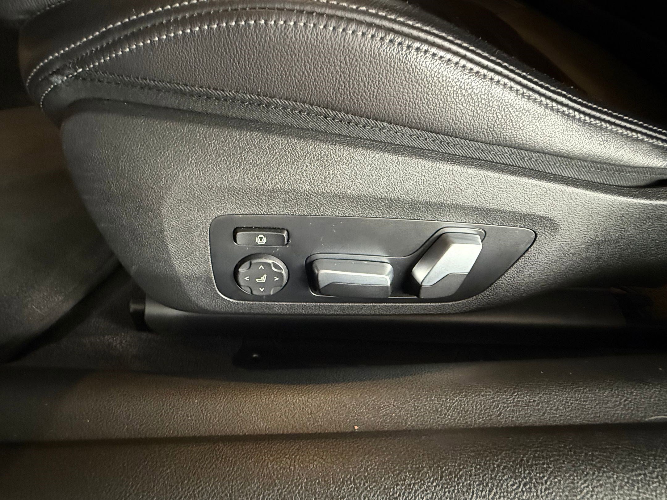 Used 2022 BMW M440i Convertible w/ Premium Package image 13