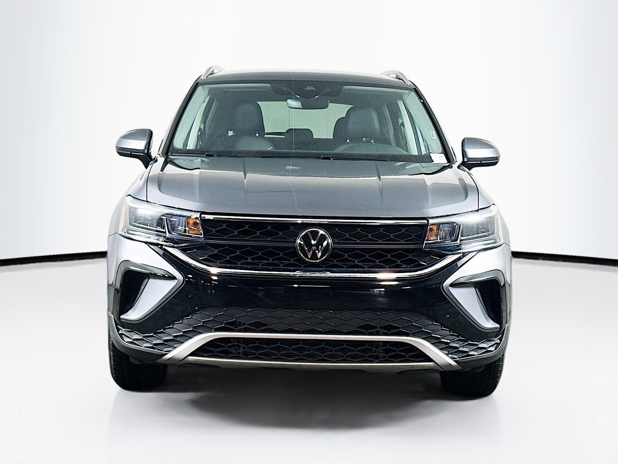 Used 2024 Volkswagen Taos SE image 2