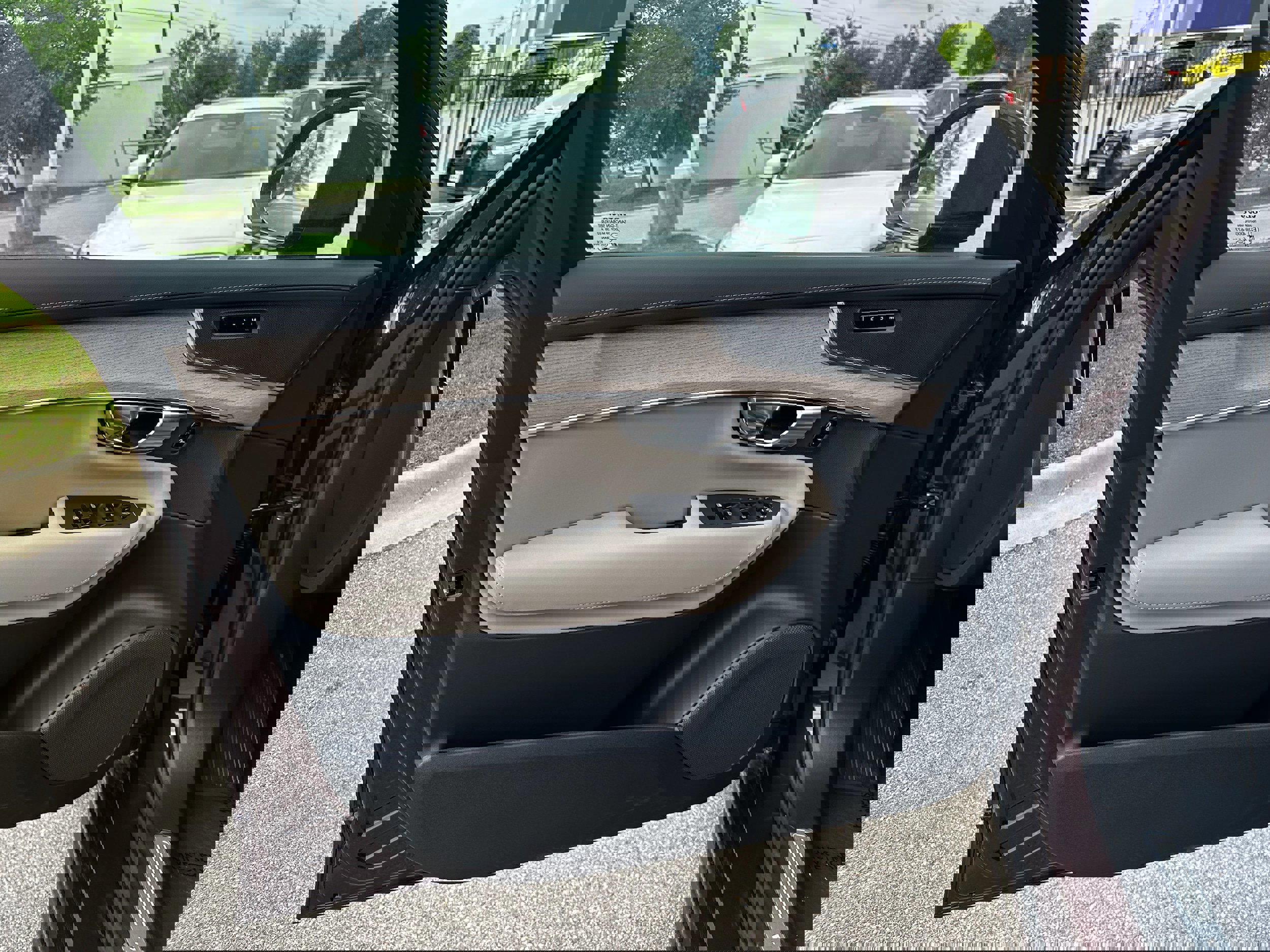 Used 2025 Volvo XC90 B6 Core w/ Climate Package image 17