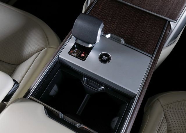 New 2026 Land Rover Range Rover Long Wheelbase SE image 12