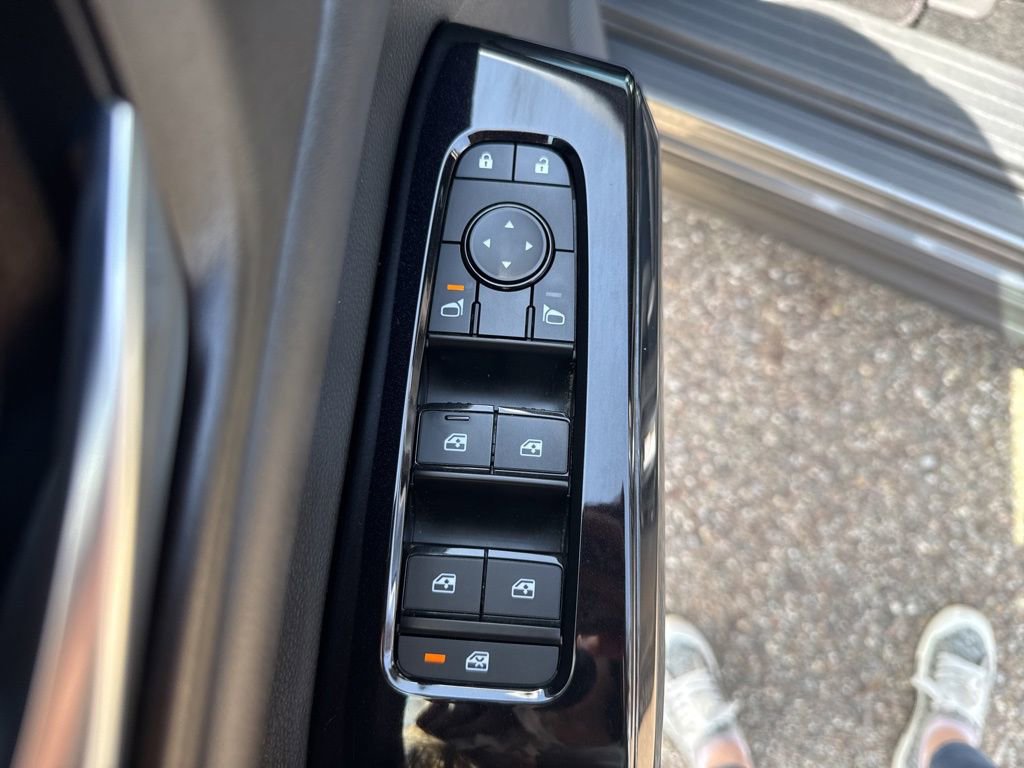 Used 2022 Nissan Pathfinder SV w/ SV Premium Package AWD/4WD image 11