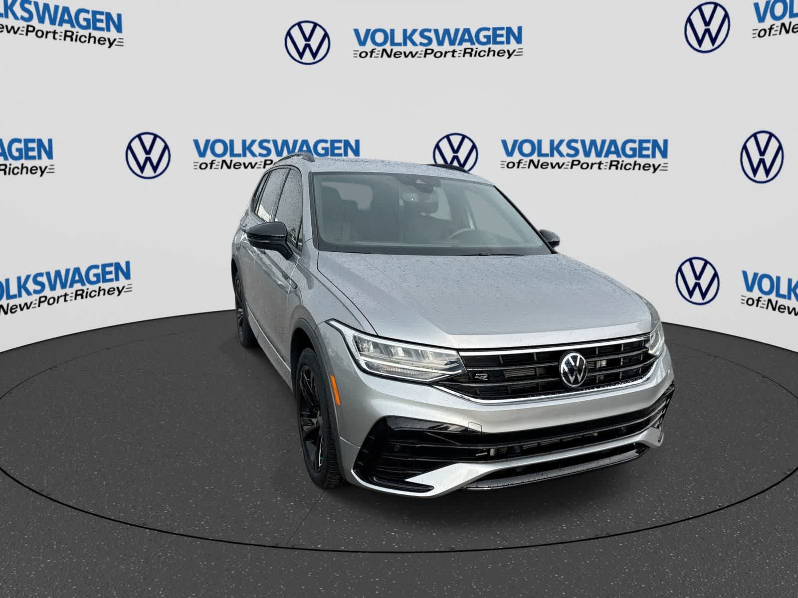 Used 2023 Volkswagen Tiguan SE R-Line FWD image 16