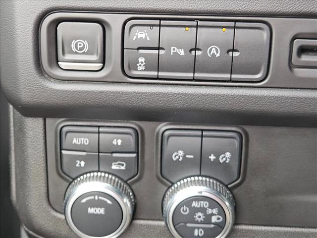 Used 2023 GMC Yukon XL SLT image 12