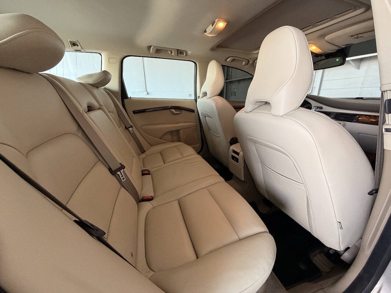 Used 2010 Volvo V70 FWD image 23