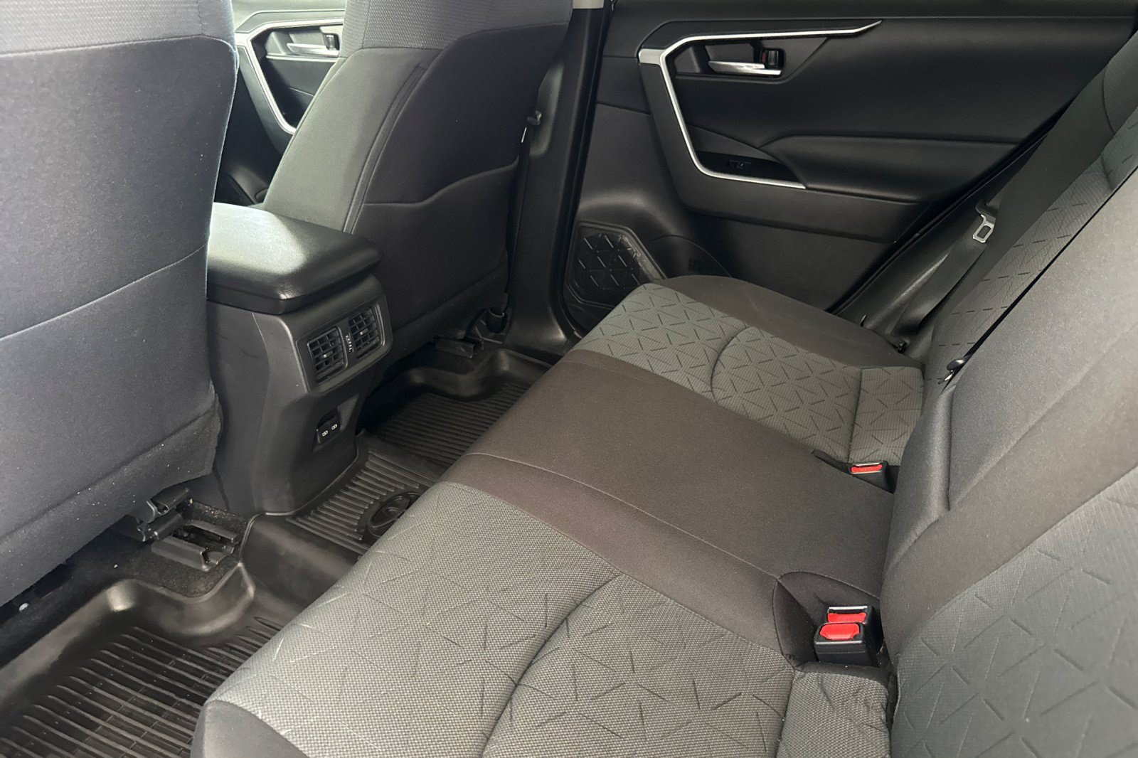 Used 2025 Toyota RAV4 XLE w/ Convenience Package AWD/4WD image 15