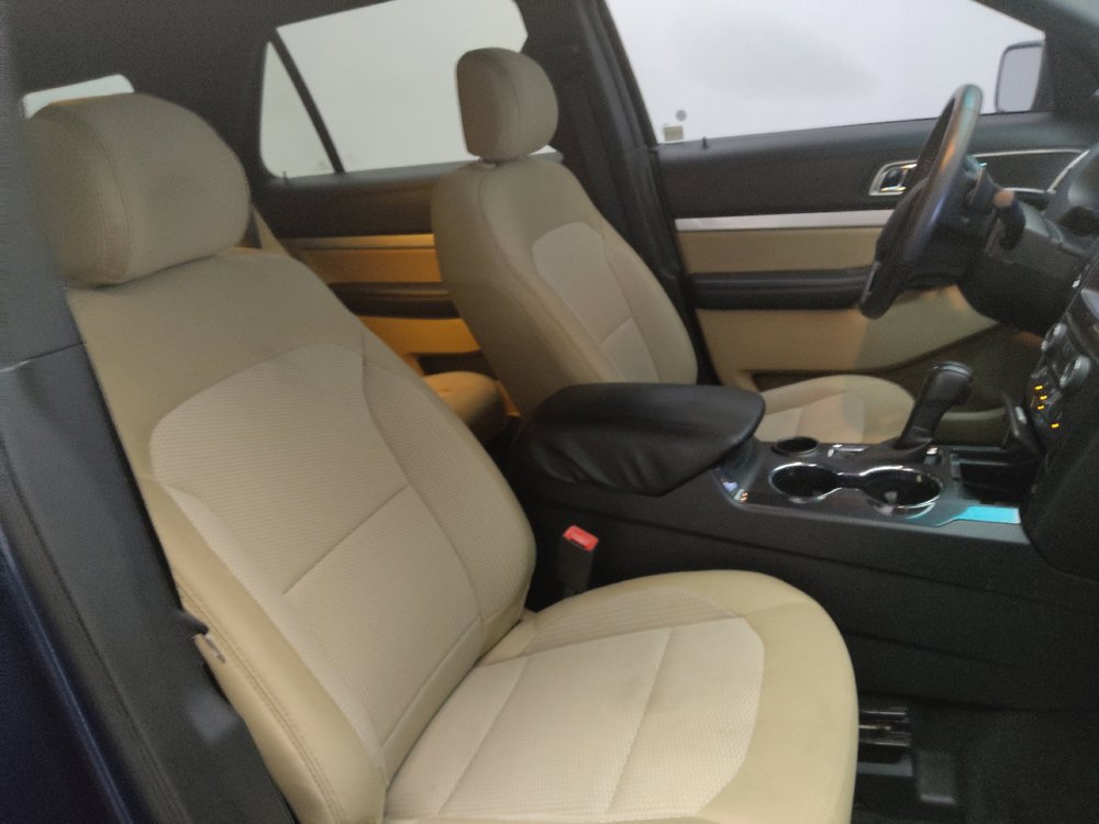 Used 2017 Ford Explorer XLT w/ Equipment Group 201A FWD image 21