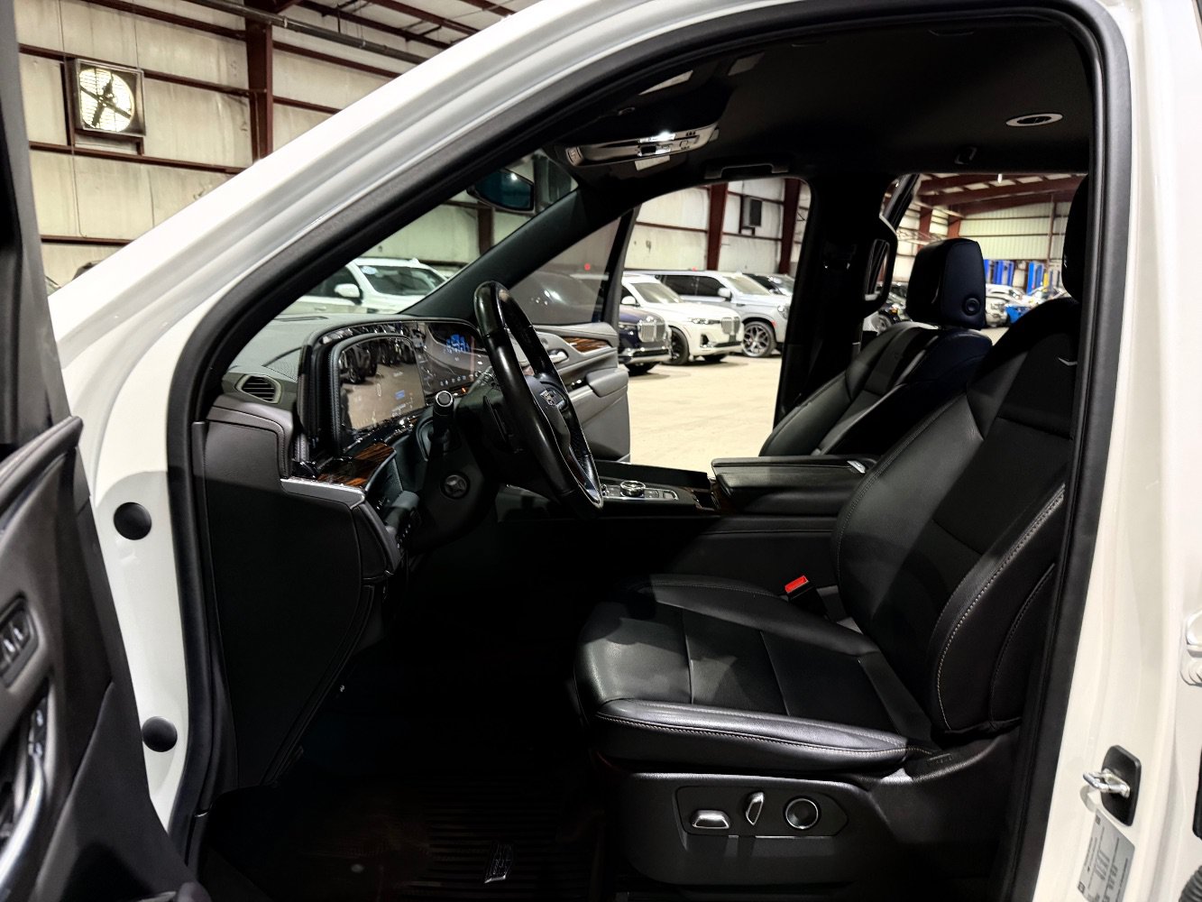 Used 2022 Cadillac Escalade Luxury AWD/4WD image 13