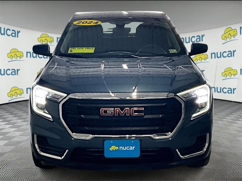 Used 2024 GMC Terrain SLE image 2