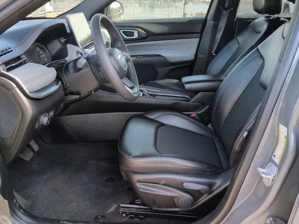 Used 2024 Jeep Compass Latitude image 9