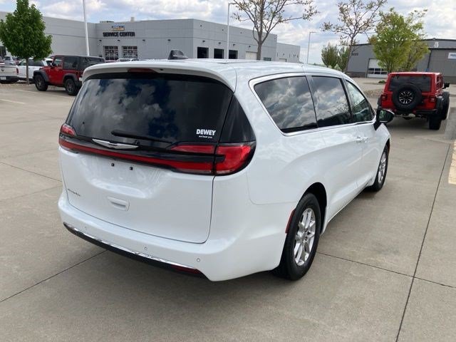 Used 2024 Chrysler Pacifica Touring-L FWD image 6