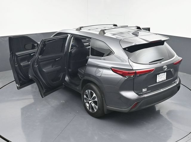 Used 2022 Toyota Highlander XLE AWD/4WD image 46